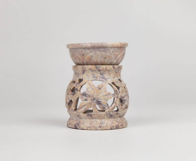 Rzeźbiony kominek z kamienia mydlanego