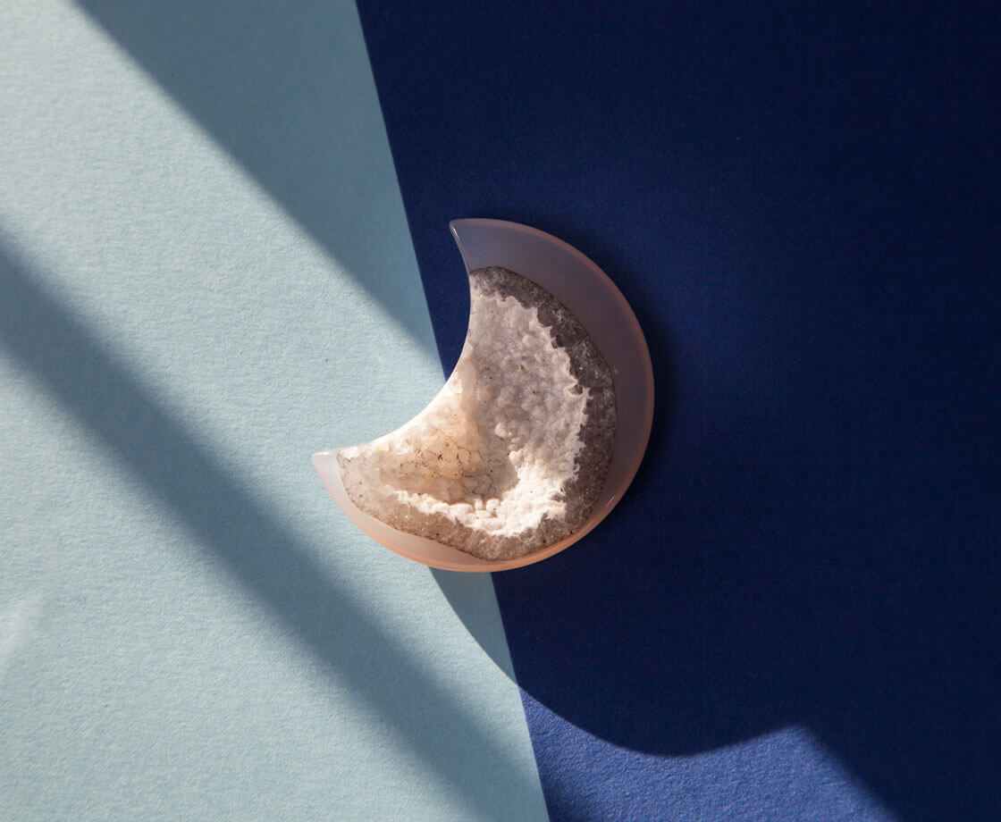 Agat w kształcie księżyca z krystalizacją